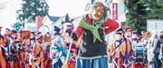 Traditionelle Larven und farbenprächtige Guggenmusiken prägten den Umzug. (Bilder: Andrea Stalder)