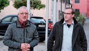 Der Leiter der Führung, Hansueli Ruch, mit Kevin Kern. (Bild: PD)