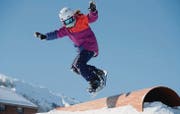 Gekonnt fährt die neunjährige Julia über eine Plastikröhre im Snowland Wildhaus. (Bilder: Corinne Hanselmann)