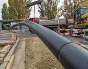 Für die 150 Meter lange Schutzleitung wurden 25 Einzelrohre mit einem Spezialgerät aneinandergeschweisst. (Bild: pd)
