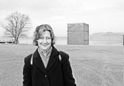 Esther Widmer als Leiterin Events Arteplage Murten Expo 2002 vor dem Monolith von Jean Nouvel. (Bild: Otmar Elsener)