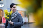 Am Internationalen Frauentag beschenkt die Politische Frauengruppe in St.Gallen Frauen mit Mimosen. (Bild: Michaela Rohrer (8. März 2016))