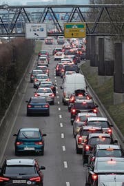 Die Schweizer Grenzwacht hält nicht viel vom Konstanzer Vorschlag, am Autobahnzoll eine zweite Fahrspur einzurichten. Nun liegt der Vorschlag beim Schweizer Bundesamt für Strassen. (Bild: Jörg-Peter Rau/Archivbild)