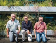 Die Guhl-Brüder: Andreas, Beat und Bernhard – kniend wie auf dem Kinderfoto – vor der begrünten Fassade des Firmenhauptsitzes von Sky-Frame. (Bild: Andrea Stalder)