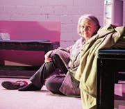 Im rosa Bühnenbild: Suly Röthlisberger als Kat in «Falsch». (Bild: Sabrina Stübi (St. Gallen, 27. Februar 2018))