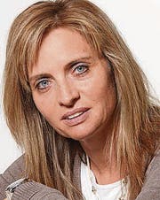 Ruine Hohensax als Schauplatz für ihren neuen Roman gewählt: Doris Röckle-Vetsch. (Bild: pd)