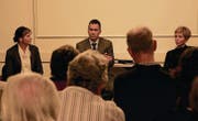 Von Lehrplangegnern vielbesuchtes Podium der CVP-Frauen am 24. Oktober in Rorschach: Vereinspräsident Michael Fitzi als Vertreter der Kritiker mit Ruth Fritschi (rechts), Mitglied der Geschäftsleitung des Lehrer-Dachverbands LCH, und Moderatorin Monika Lehmann (links). (Bild: Linda Müntener)