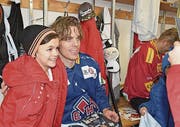 Posieren fürs Erinnerungsfoto mit Jonas Hiller.