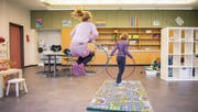 Austoben und zusammen spielen nach dem Zmittag: Im Gossauer Othmar-Schulhaus werden Kinder seit den Sommerferien auch in der schulfreien Zeit betreut. (Bild: Urs Bucher)