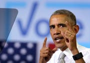 Die Entscheidung des FBI-Chefs, den Kongress über die neuen Erkenntnisse zu informieren, verteidigt Barack Obama, noch kritisiert er das Vorgehen. (Bild: CRISTOBAL HERRERA (EPA))