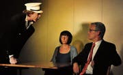 Björn Seydel als Graf Zeppelin staucht Ex-Stapi Andreas Netzle, gespielt von Lukas Huber, zusammen. Jeanette Kolb als fiktive Ausländerbeiratschefin Mareike Pressmehl-Rüdenklau wartet ab. (Bild: Urs Brüschweiler)