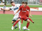Frauenfelds Silvan Eggmann (vorne) lässt sich durch das Einsteigen von Wils Valon Hamdiu nicht beirren. (Bild: Mario Gaccioli)