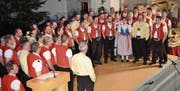 Traditioneller Abschluss von «zäme johle» bildet jeweils der Gesamtchor und die Darbietung eines Naturjodels. (Bilder: Adi Lippuner)