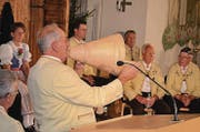 Auftakt zum Konzert «30 Jahre Churfirstenchörli» mit dem Alpsegen, gerufen von Hans Koller, Stein.