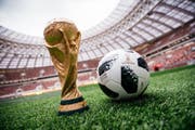 Der legendäre WM-Pokal und der offizielle Ball "Telstar" werden im Moskauer Luschniki-Stadion präsentiert. (Bild: ARSEN GALSTYAN (EPA))