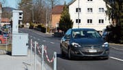 Ein «Blechpolizist» im Einsatz mitten im Dorf Salez. (Bild: Corinne Hanselmann)