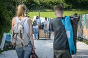 Die ersten Gäste stehen bereits am Mittwoch vor dem OpenAir St.Gallen an. (Bild: Michel Canonica)