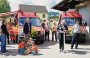 Gemeindevertreter Alexander Kredt, Unternehmerin Claudia Brändle und Feuerwehrkommandant Roland Stäheli weihen die Feuerwehr-Kleintransporter ein. (Bild: Maya Heizmann)