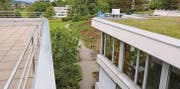 Ein Neubau westlich des Spitals wird als machbar erachtet. Die Thurvita als Betreiberin des östlich des Spitals gelegenen Pflegeheims Fürstenau begrüsst den Standort. Das Personalhaus im Hintergrund müsste weichen. (Bild: Hans Suter)