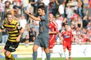 Erwischt: Schiedsrichter Massimo Busacca zeigt den YB-Fans im Herbst 2009 den Stinkefinger. (Bild: Thomas Hodel)