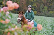 Die 16jährige Ella Muntwyler trainiert auf «Cherifos». Eines Tages will sie Jockey werden. (Bild: Donato Caspari)