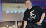 Ein strahlender Steve Schild, Mitorganisator der Mars-One-Party. Im Hintergrund spricht Bas Lansdorp, Gründer und CEO der Mars-Mission. (Bild: Reto Martin)