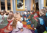 Die verkleidete 5. Klasse aus Weinfelden hört im Napoleonmuseum das erste Kapitel der Fortsetzungsgeschichte von Daniel Badraun. (Bild: Andrea Stalder)