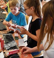 Schüler der Informatikklasse bauen in der ersten Lektion einen Kleinstcomputer, den Raspberry Pi 3, zusammen. (Bild: Manuel Nagel)