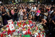Menschen in Barcelona stehen am Tag nach dem Terror-Anschlag zusammen in Gedenken an die 14 Todesopfer und 130 Verletzten. (Bild: QUIQUE GARCIA (EPA))
