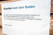 Beim Eingang der Badi Ermatingen werden die Gäste auf die Entenflohgefahr aufmerksam gemacht. (Bild: Andrea Stalder)