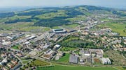 Die Regierungen von St. Gallen und Gossau wollen in den kommenden Jahren die Entwicklung ihres Grenzgebietes vorantreiben. Links ist das Industrieareal von Winkeln zu sehen. (Archivbild: Hanspeter Schiess)
