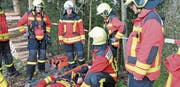 Rettung im steilen Waldgelände: Fehler können fatale Folgen haben. (Bild: Ernst Inauen)