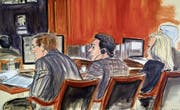 Die Gerichtsskizze zeigt Mehmet Hakan Atilla (Mitte) gestern vor dem New Yorker Gericht. (Bild: AP)