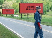 Mit Werbeplakaten, sogenannten «Billboards», kämpft die Hauptdarstellerin für Gerechtigkeit. (Bild: Twentieth Century Fox)