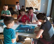Die Kinder erhielten beim Lernen der neuen Spiele Unterstützung von Erwachsenen. (Bild: PD)