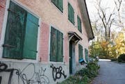 Das in die Jahre gekommene Häxähuus beim Stadtweier darf bis auf weiteres nicht für Jugendanlässe genutzt werden. (Bild: Jonas Manser)