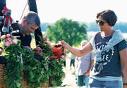 Regierungspräsidentin Monika Knill tauft den neuen Ballon und Pilot Urs Frieden mit einem Schluck Apfelwein aus der Kanne. (Bild: Rudolf Steiner)