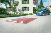 Die Berliner Kissen an der alten Poststrasse haben sich während der Versuchsphase bewährt. (Bild: Andrea Stalder (23. Mai 2017))