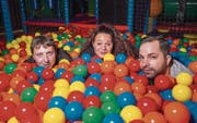 Warten auf Kinder: Die drei Geschäftsführer der Spielewelt (von links) Hugo Hug, Sheila und Samuel Wenger. (Bild: Andrea Stalder)
