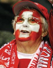 Fussball-Fan Maria Hasler. (Bild: ky/Laurent Gillieron)