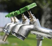 Wasser ab Hahnen ist verfügbar.
