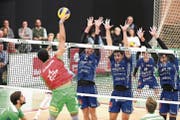 Näfels’ Topskorer José Fabian Martinez überwindet den Amriswiler Block. (Bild: Mario Gaccioli)