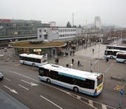 Busse kommen und fahren wieder weg. Zurück bleibt am Wiler Bahnhof oftmals das ungute Gefühl. (Bilder: Simon Dudle)