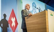 Der Thurgauer SVP-Kantonalpräsident Ruedi Zbinden hält seine Begrüssungsrede vor den nationalen Delegierten. (Bild: Reto Martin)