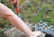Beim Schenkelguss wird ein kalter Wasserstrahl vom Fuss bis über das Gesäss geführt. Auch eines Wasserschlauchs kann man sich dazu bedienen. (Bild: rf)