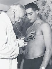 Bilderbuchkarriere als Sportmediziner: Willi Knoll untersucht in den 1930er-Jahren in Magglingen einen jungen Athleten. (Bild: Archiv Eidgenössische Hochschule für Sport Magglingen)