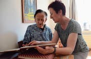 Margrit Raimann, Leiterin Zentrum Wiitsicht, stöbert mit einem Bewohner der Pflegegruppe in Erinnerungen. (Bild: Ursula Wegstein)