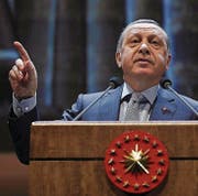 Der türkische Präsident während einer Rede an einem Meeting seiner islamisch-konservativen AKP in Ankara. (Bild: AP (12. Oktober 2016))