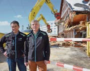 Michael Wehrli, Technischer Betriebsleiter bei der Säntis-Schwebebahn AG, und Geschäftsführer Bruno Vattioni verfolgen den Start der Abbrucharbeiten. Vattioni freut sich auf die baldige Alpwiese. Wehrli ist einfach nur froh, dass die Haustechnik bis zum bitteren Ende durchhielt. (Bild: rf)