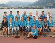 Die Turnerinnen des Damenturnvereins Nesslau erholen sich am Ufer des Sees von ihrer Wanderung. (Bild: PD)